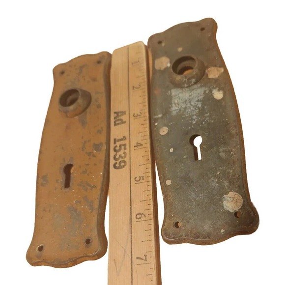 Set Of 2 Antique Victorian Brass Door Knob Backplates Keyhole Cast - Picture 2 of 7